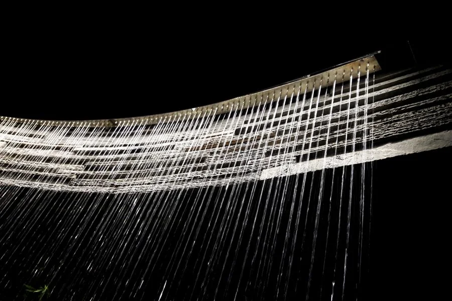 Curved rain-curtain fountain (falling-water fountain)