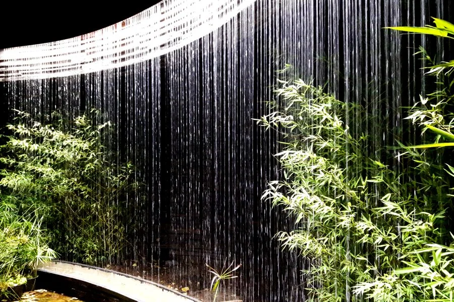 Curved rain-curtain fountain (falling-water fountain)