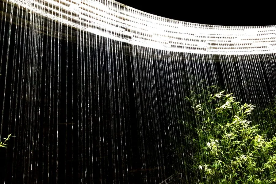 Curved rain-curtain fountain (falling-water fountain)