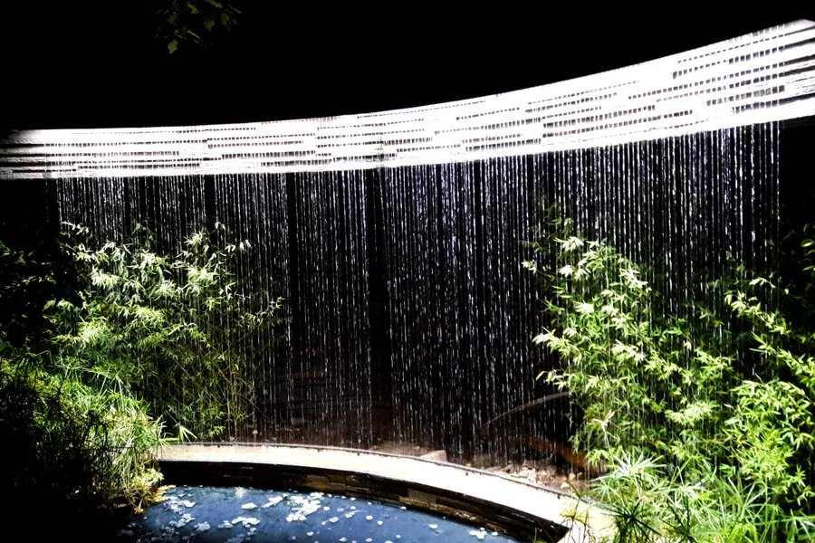 Curved rain-curtain fountain (falling-water fountain)