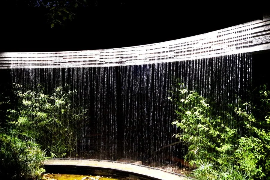Curved rain-curtain fountain (falling-water fountain)